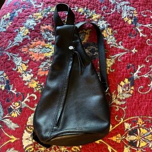 The Sak Geo Sling Bag Black GUC